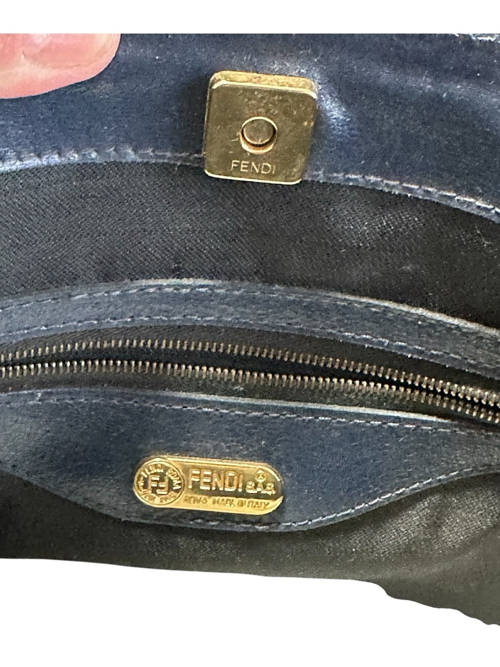 Vintage Leather navy blue bag from the 1970’s gold hardware. - Picture 14 of 15